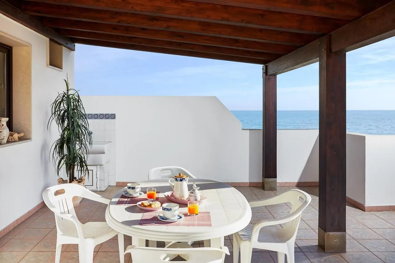 Alsave Casesicule, Sea View Apartment With Veranda And Terrace, 50 Mt From The Beach, Wi-Fi Pozzallo